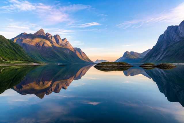 mirrored-mountain-fjord